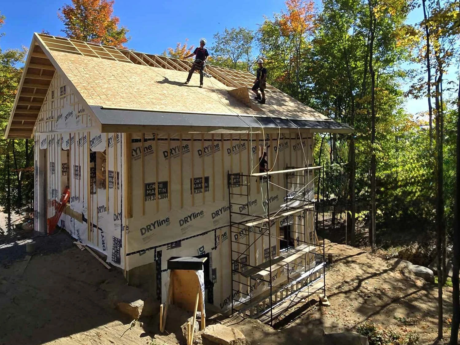 Construction Charpente Toiture Équipe Travailleurs Laurentides