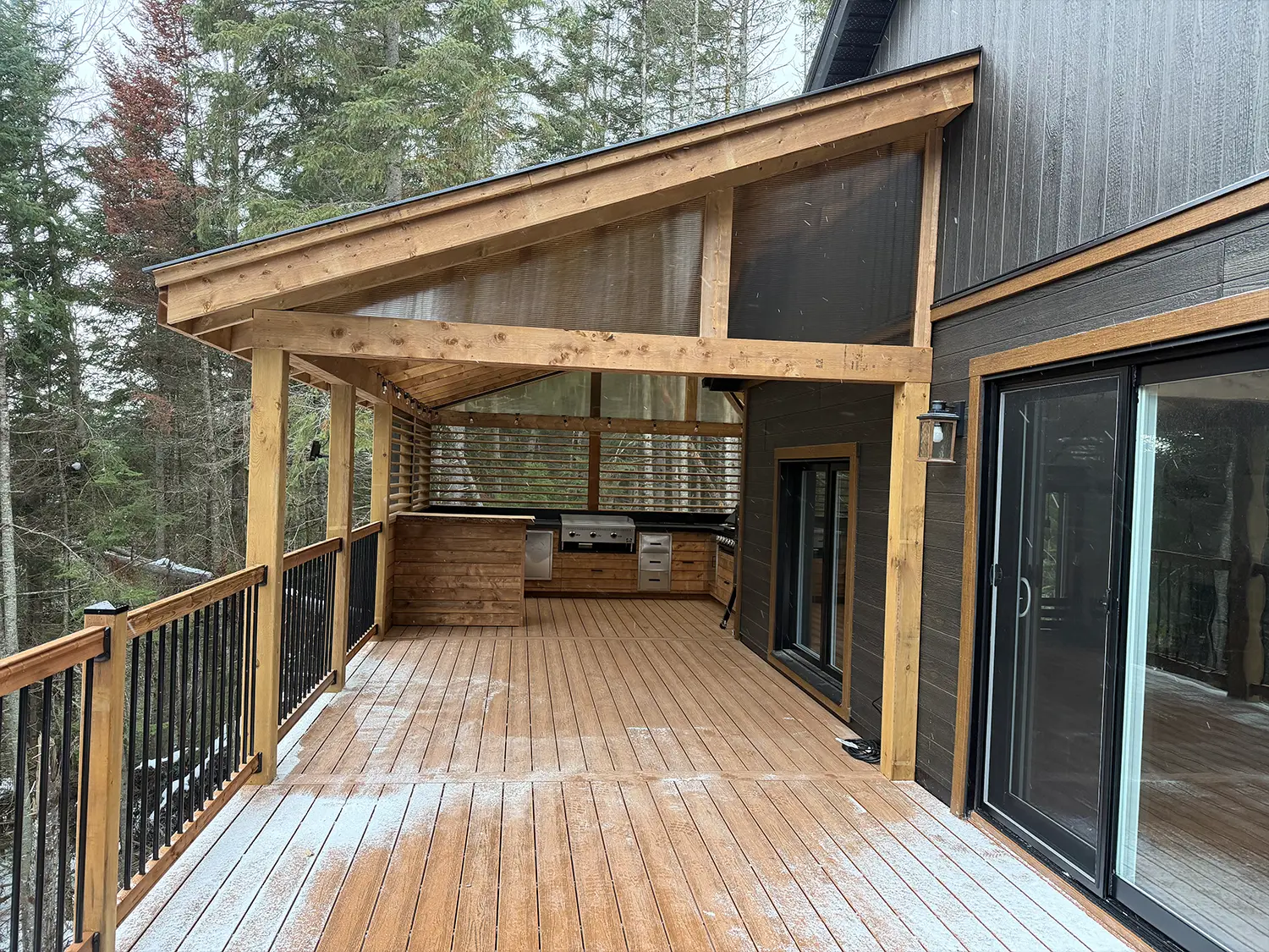 Construction d'une galerie extérieure avec toit