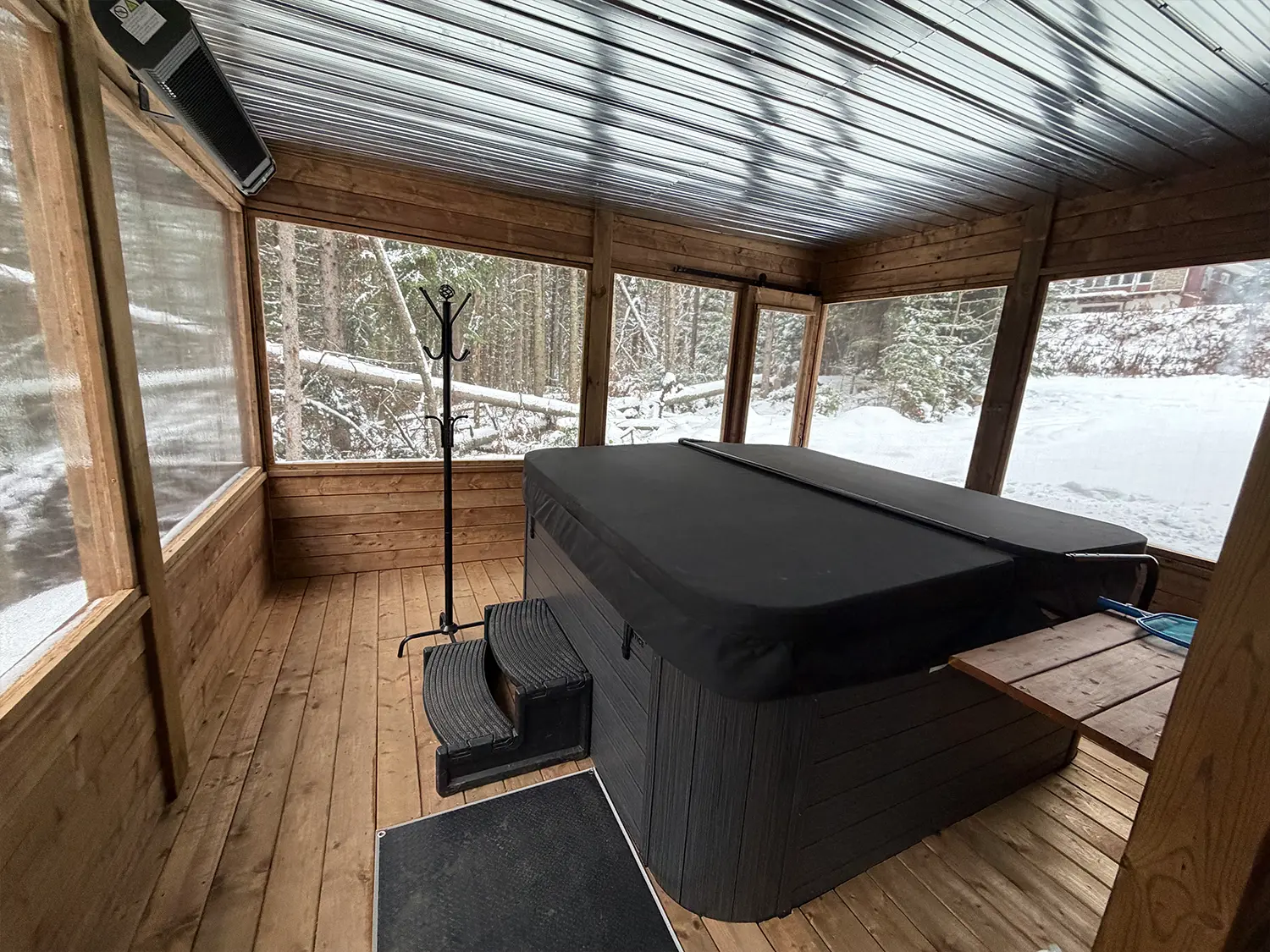 Construction d'une galerie extérieure pour spa dans les Laurentides