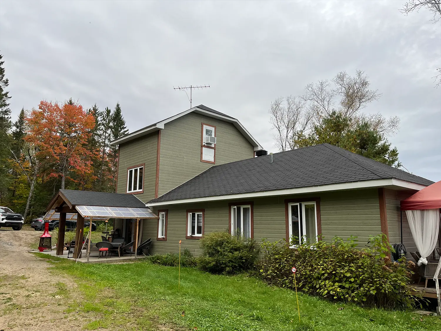 maison côté extérieur avant rénovation Laurentides