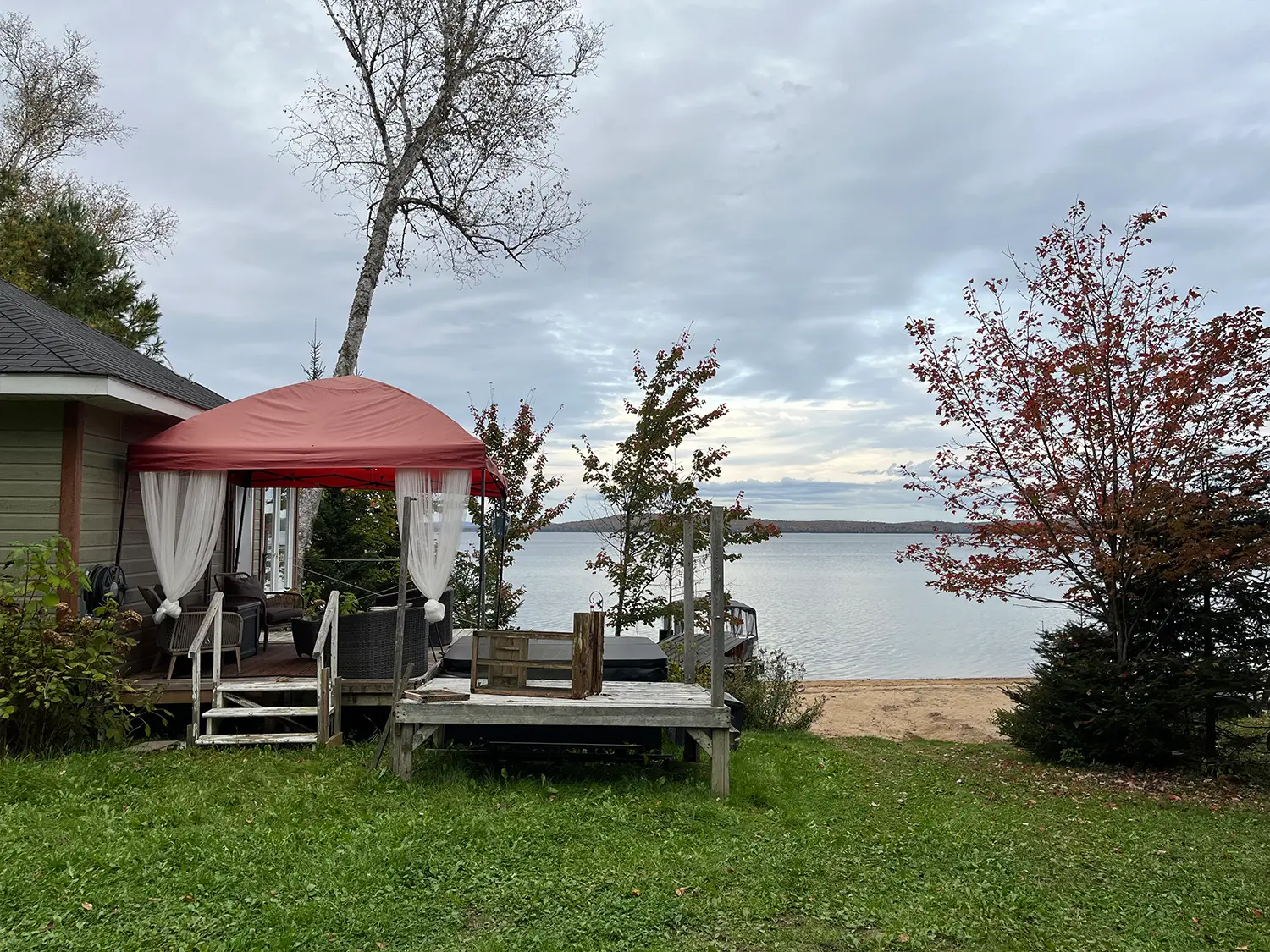Rénovation maison sur terrain vue sur lac Laurentides