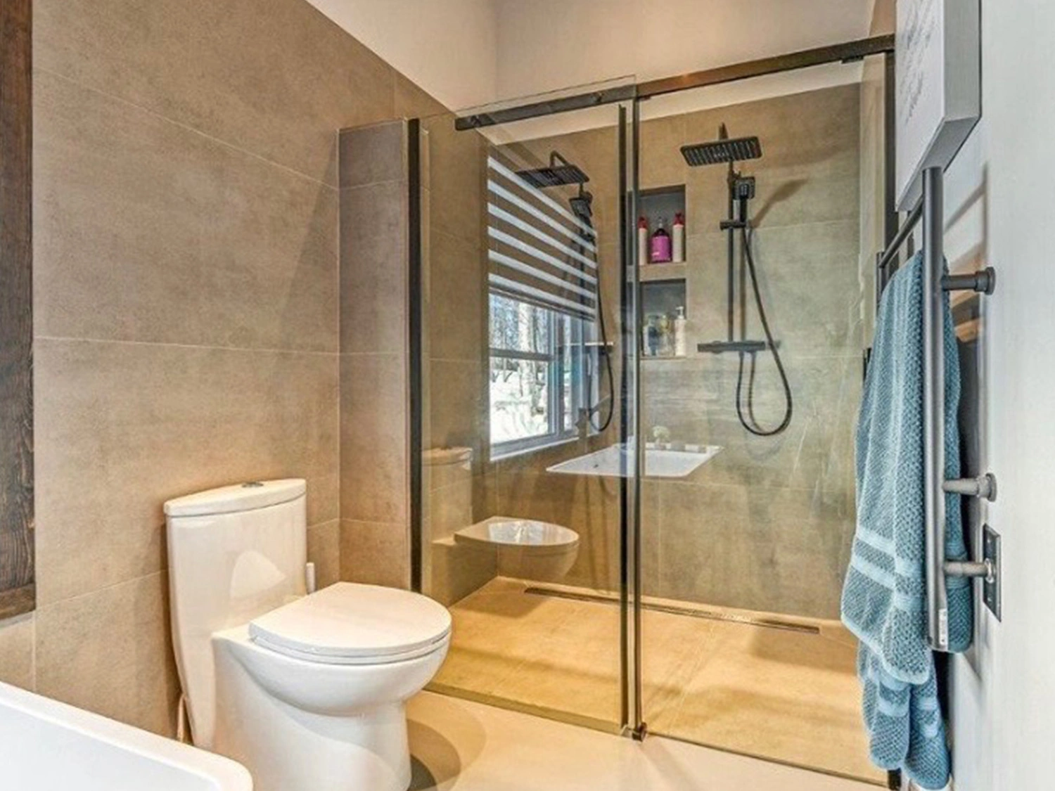 Salle De Bain Spacieuse Douche Vitrée Maison Neuve