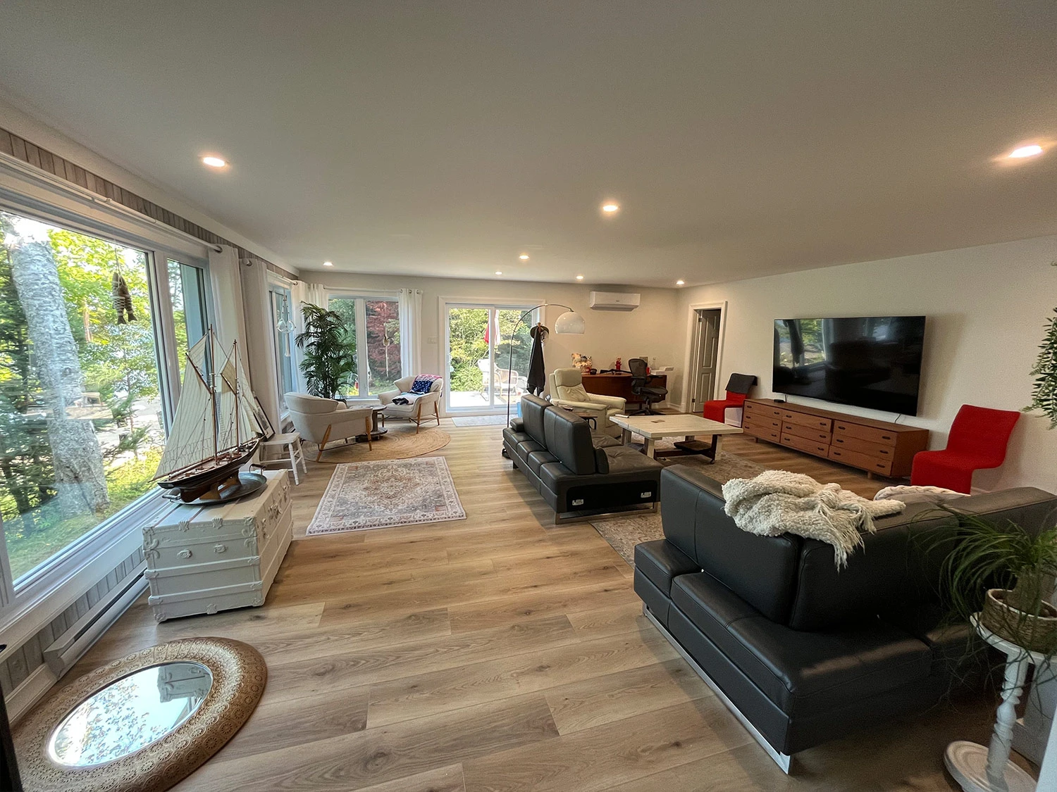 Salon Confortable Rénovation Contemporaine Laurentides